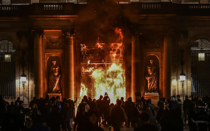  Χάος στη Γαλλία: Ο βασιλιάς Κάρολος ανέβαλε την επίσκεψη του  – Εννιά μέρες στους δρόμους τα συνδικάτα – Έκαψαν το δημαρχείο στο Μπορντό