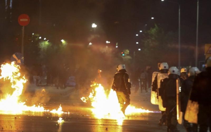  Θεσσαλονίκη: Πετροπόλεμος και μολότοφ τη νύχτα έξω από το ΑΠΘ