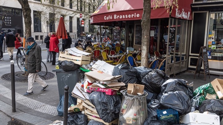  Γαλλία: Τόνοι σκουπιδιών στους δρόμους στο Παρίσι από την απεργία