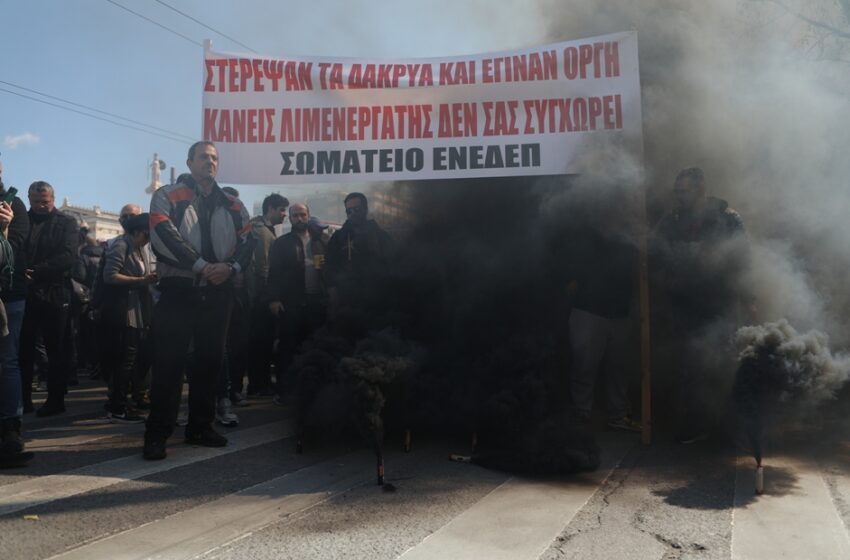  Τέμπη: Μαύρα καπνογόνα και ενός λεπτού σιγή στο κέντρο της Αθήνας
