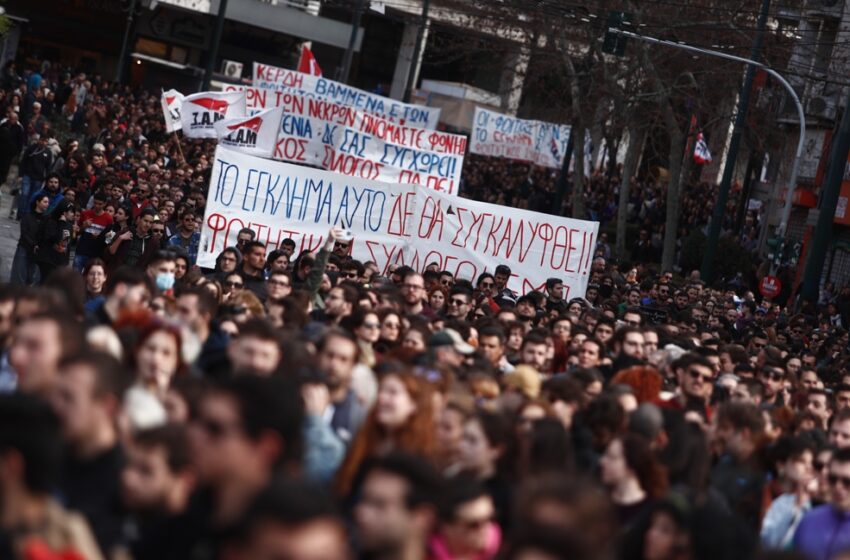  Le Monde: Ολέθρια η διαχείριση της τραγωδίας από την κυβέρνηση – Η οργή εξαπλώνεται στην Ελλάδα