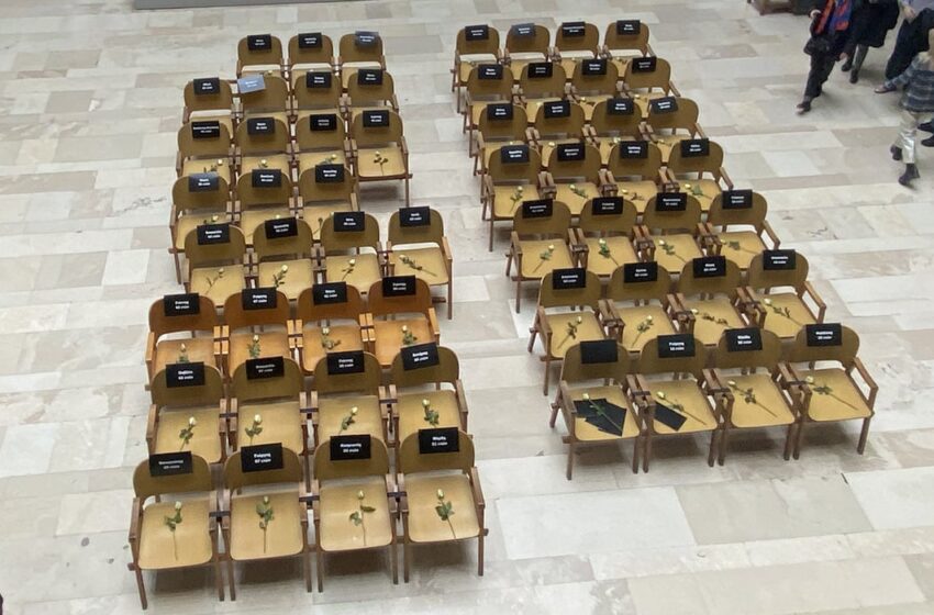  Τέμπη: 57 άδειες καρέκλες στο Δικαστικό Μέγαρο Θεσσαλονίκης – Σιωπηρή διαμαρτυρία για τα θύματα
