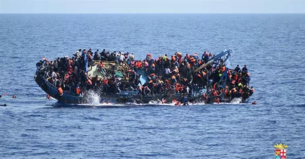  Συναγερμός: Κινδυνεύει να ναυαγήσει πλοίο με 500 μετανάστες στη Σικελία