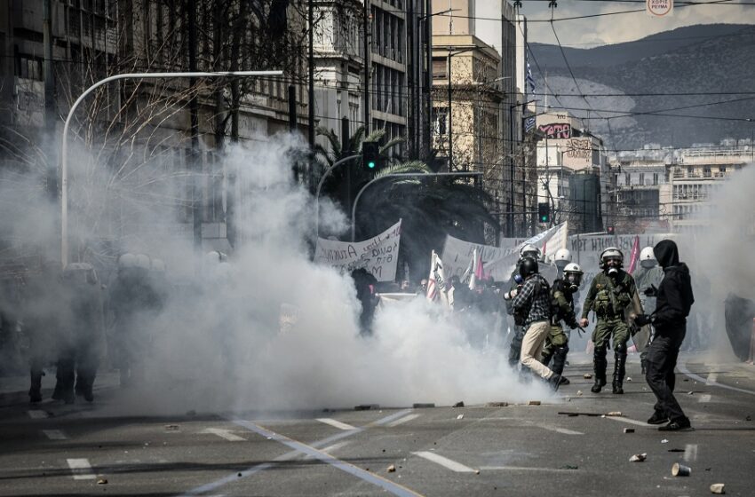  Καταγγελία ότι έπνιξαν με χημικά την Κατερίνα που γλίτωσε στα Τέμπη – Μεγαλειώδες το συλλαλητήριο για την τραγωδία – Αναίτιες επιθέσεις των ΜΑΤ σε ειρηνικούς διαδηλωτές