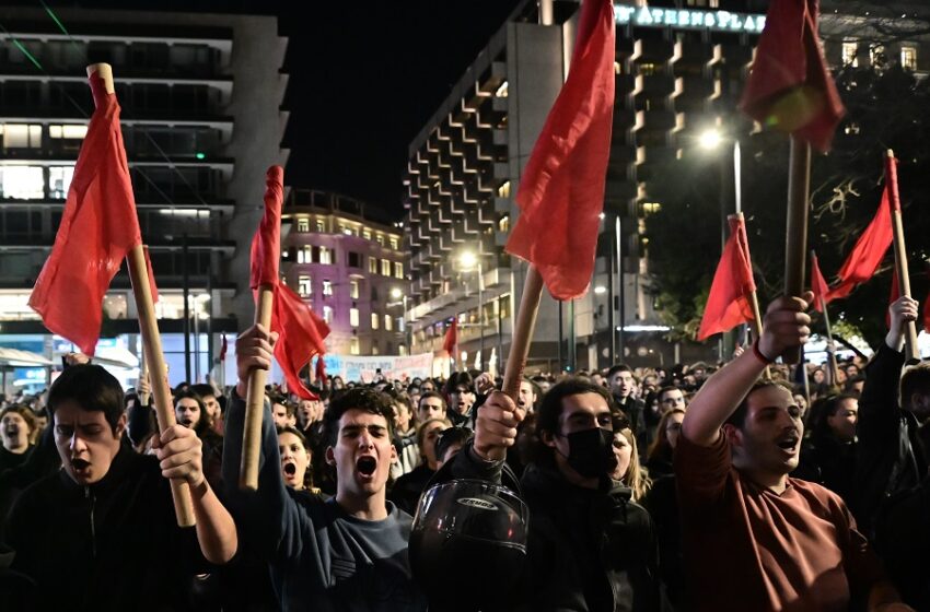  “ΕΓΚΛΗΜΑ”: Οργή χιλιάδων νέων σε Αθήνα, Θεσσαλονίκη και άλλες πόλεις για την τραγωδία των Τεμπών – Αμαύρωσε το πένθος η επέμβαση των ΜΑΤ