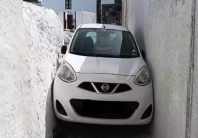  Viral από τη Σαντορίνη: Αυτοκίνητο σφήνωσε σε ένα από τα μικροσκοπικά στενά