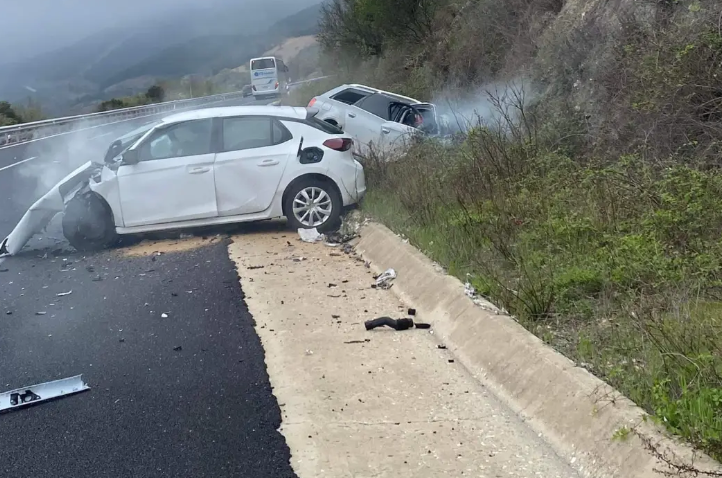  Τραγωδία: Τροχαίο στον Έβρο με 5 νεκρούς – Αυτοκίνητο με μετανάστες μπήκε στο αντίθετο ρεύμα