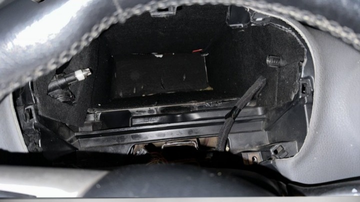  Πάνω από 2,5 κιλά κοκαΐνης είχε κρύψει στο ταμπλό του αυτοκινήτου