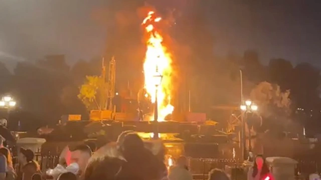  Αναστάτωση στη Disneyland της Καλιφόρνια – Πήρε φωτιά ομοίωμα δράκου 14 μέτρων στη διάρκεια παράστασης (vid)