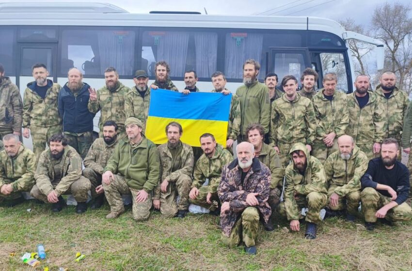  Πόλεμος στην Ουκρανία: 130 αιχμάλωτοι επέστρεψαν στο Κίεβο και κάνουν Πάσχα με τις οικογένειες τους