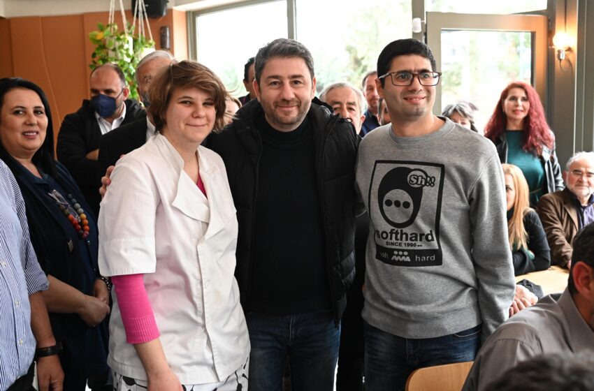  Ο Νίκος Ανδρουλάκης βρέθηκε στο καφέ ”Το Παρεάκι” όπου εργάζονται νέοι στο φάσμα του αυτισμού