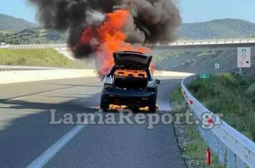  Αυτοκίνητο κάηκε ολοσχερώς – Μέσα επέβαιναν 3 Δήμαρχοι από την Φθιώτιδα (εικόνες)