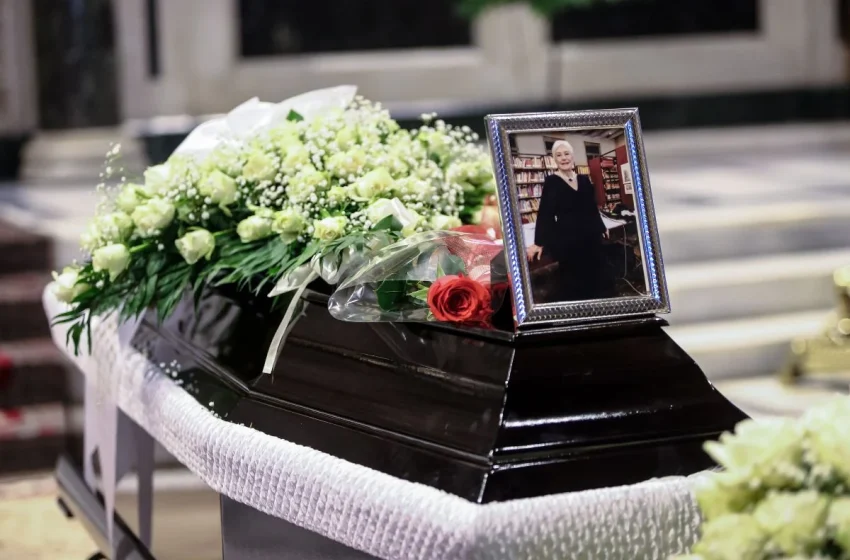  Κατερίνα Χέλμη: Συγκίνηση στην κηδεία της – Ποιοι έδωσαν το παρών (εικόνες)