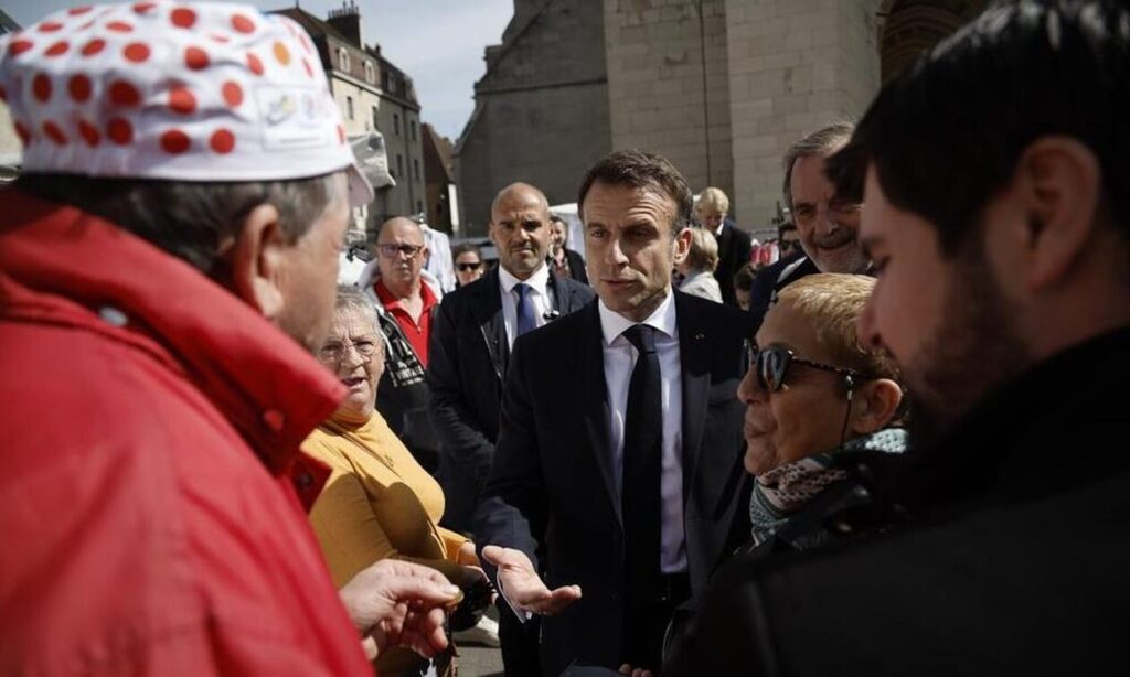 macron laiki entasi polites