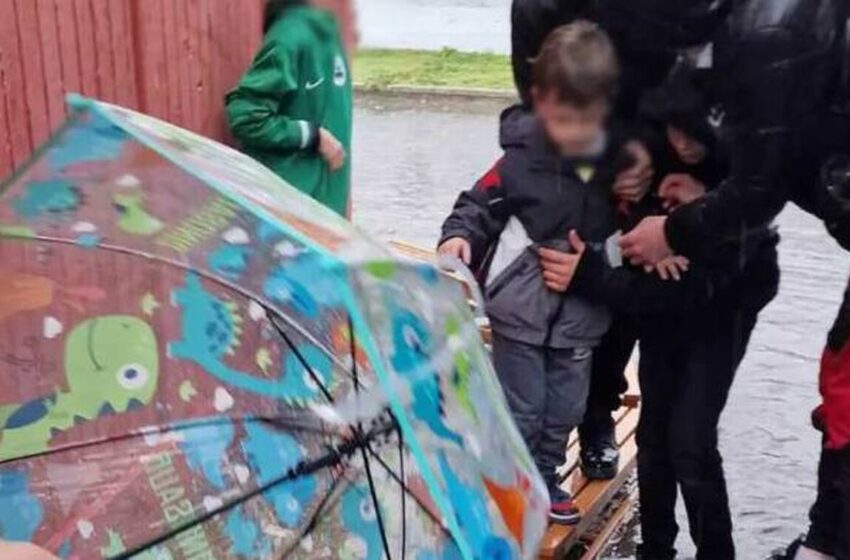  Τρίκαλα: Έφτιαξαν αυτοσχέδια γέφυρα με πάγκους για να βγάλουν τα παιδιά από το νηπιαγωγείο λόγω της κακοκαιρίας