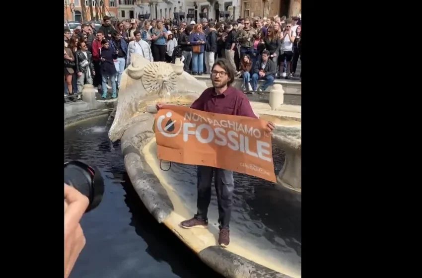 Ρώμη: Aκτιβιστές έριξαν μαύρο υγρό στο ιστορικό σιντριβάνι της Πιάτσα ντι Σπάνια