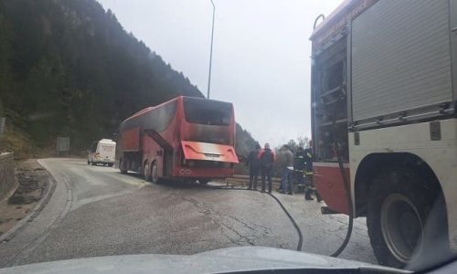  Φωτιά σε λεωφορείο με 52 μαθητές που πήγαινε στο Μέτσοβο – Κανένας τραυματίας (εικόνες)