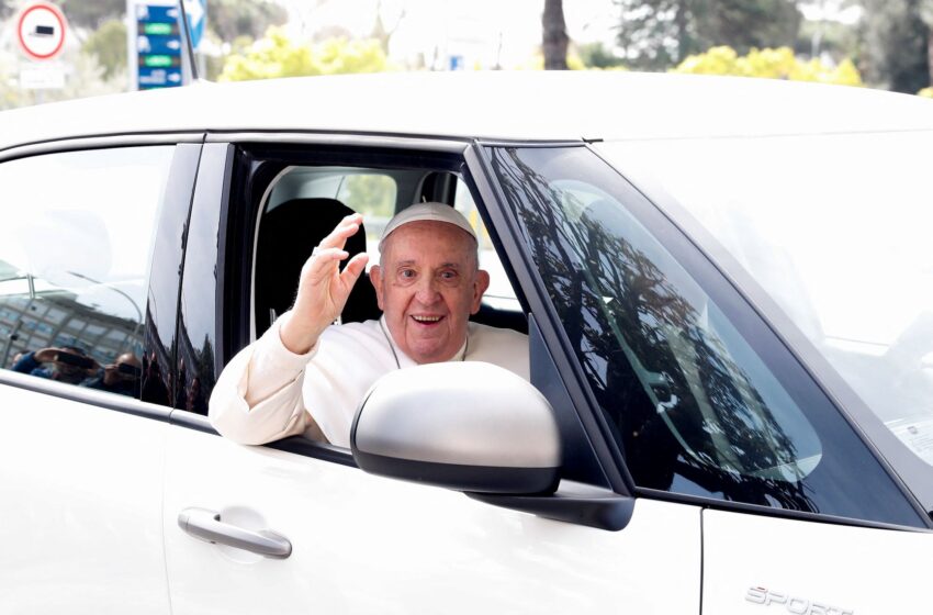  Πάπας Φραγκίσκος: ”Είμαι ακόμα ζωντανός” – Ο Ποντίφικας βγήκε από το νοσοκομείο