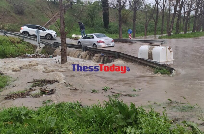  Στη δίνη της κακοκαιρίας ILINA η Βόρεια Ελλάδα – Πτώσεις δέντρων, πλημμύρες στη Θεσσαλονίκη – Εγκλωβίστηκε οδηγός – Πώς θα κινηθεί