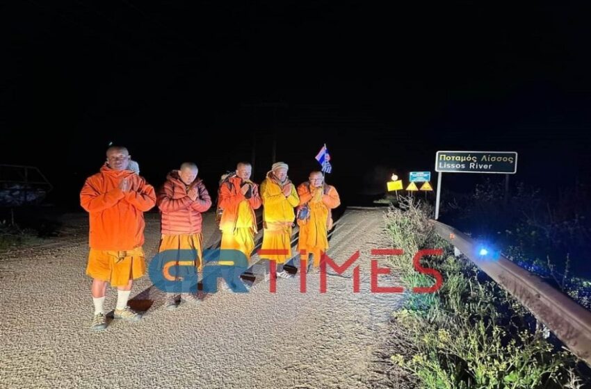  Στην Ελλάδα έφτασαν οι 9 βουδιστές που στοχεύουν να διασχίσουν την Ευρώπη μόνο περπατώντας (εικόνες)