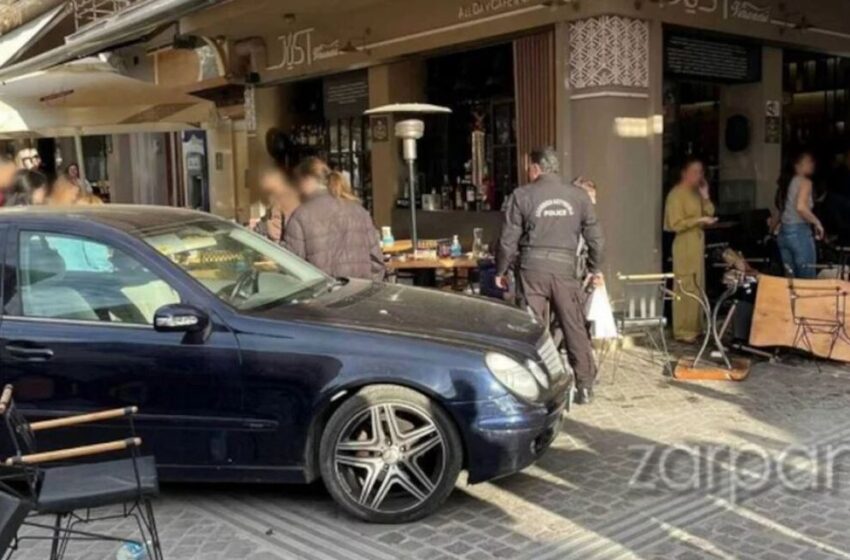  Τρόμος στο κέντρο των Χανίων: Αυτοκίνητο ”καρφώθηκε” σε καφετέρια – 2 τραυματίες