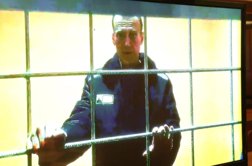  “Ο Ναβάλνι δηλητηριάζεται με αργό ρυθμό, κρατείται σε κελί τιμωρίας με οξύ πόνο”