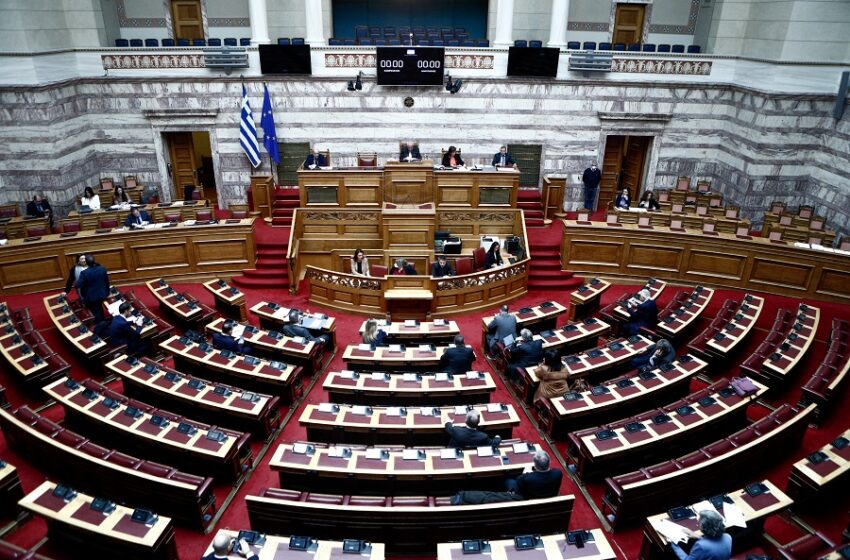  Τροπολογία για Κασιδιάρη: Βάζει ή όχι φρένο στα αντιδημοκρατικά κόμματα; Τρεις συνταγματολόγοι μιλούν στο libre για τα υπέρ και τα κάτα