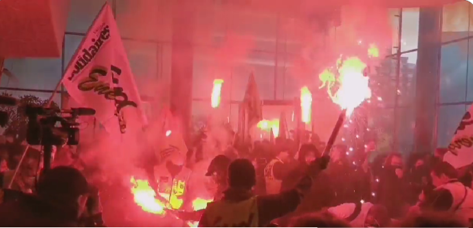  Γαλλία: Διαδηλωτές εισέβαλαν στο χρηματιστήριο με πυρσούς και συνθήματα (vid)