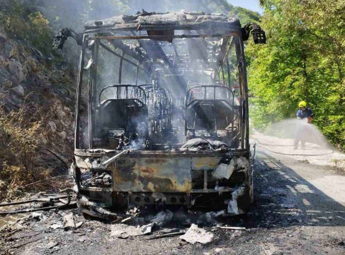  Φωτιά σε λεωφορείο με 30 επιβάτες – Πρόλαβαν και κατέβηκαν