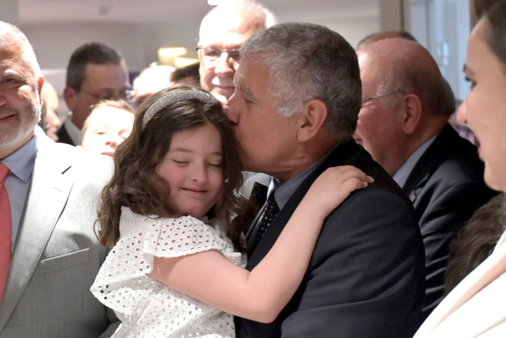 11 Ο Κων Πάντος με τη μικρή Μαρία Αναστασία