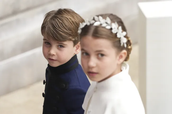  Στέψη Κάρολου: Τα φλας άστραψαν και για τον μικρό πρίγκηπα Λούις – Πότε χασμουριόταν  και πότε  επιθεωρούσε το ταβάνι (Δείτε φωτό)