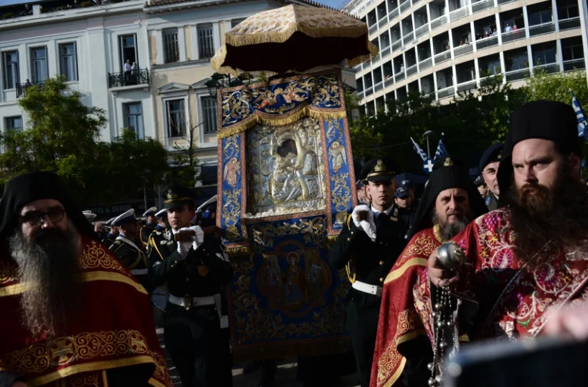  “Άξιον Εστί”: Έφτασε στην Αθήνα η εικόνα της Παναγίας από το Άγιο Όρος – Ουρές για προσκύνημα (εικόνες, vid)