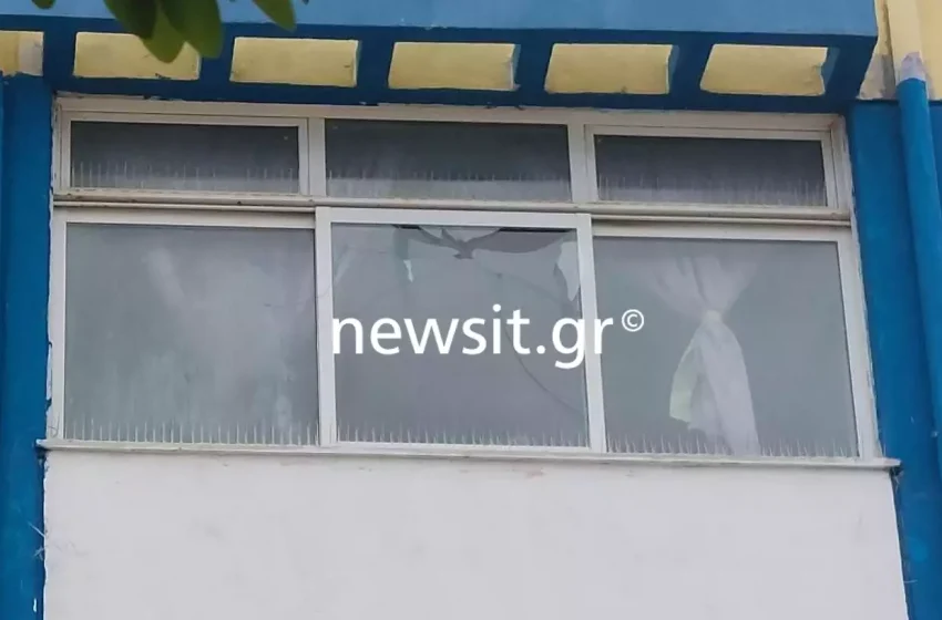  Αχαρνές: “Αδέσποτη” σφαίρα χτύπησε και έσπασε τζάμι σχολείου (εικόνες)
