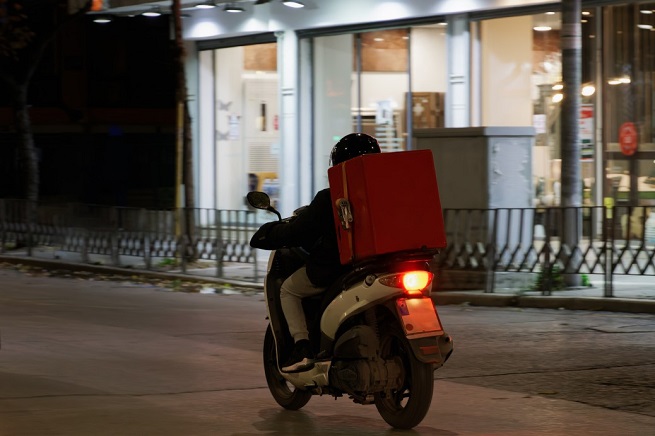  “Εσείς κυρία μου καλή που ζητήσατε να μη σας στείλουμε μελαμψό διανομέα… παρακαλούμε μην ξαναπαραγγείλετε από εμάς”