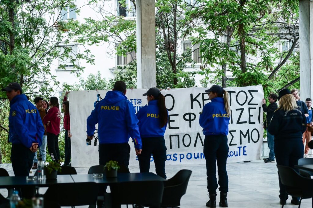 mitsotakis diamartyria spoudastes dramatiki sxoli odeioooo