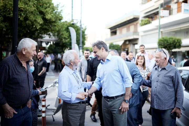  Μητσοτάκης: Βόλτα στο Μοσχάτο και συζήτηση με τους πολίτες (εικόνες)