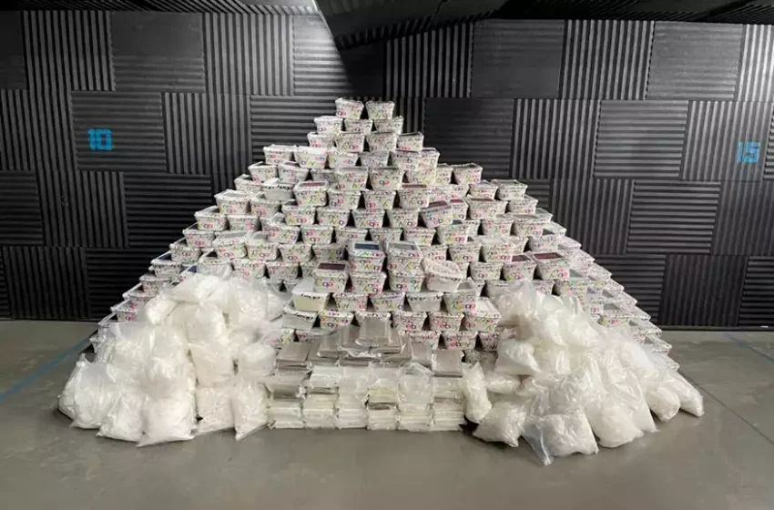  Βρέθηκαν 420 κιλά κοκαΐνης στο λιμάνι του Πειραιά – Βίντεο από τον εντοπισμό