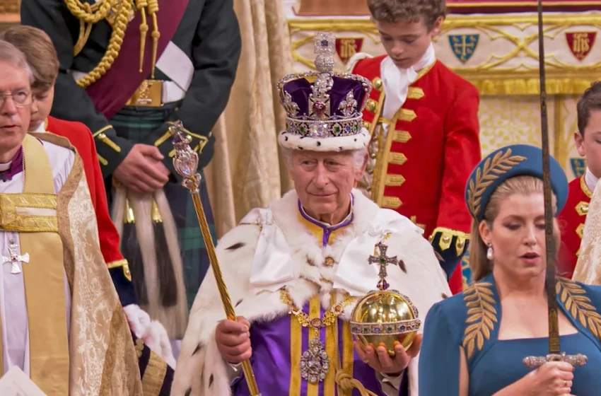  Ο Κάρολος φόρεσε το στέμμα του Βασιλιά – “God Save The King” – Βασίλισσα και η Καμίλα – Η δήλωση πίστης του πρίγκιπα Γουίλιαμ (vid)