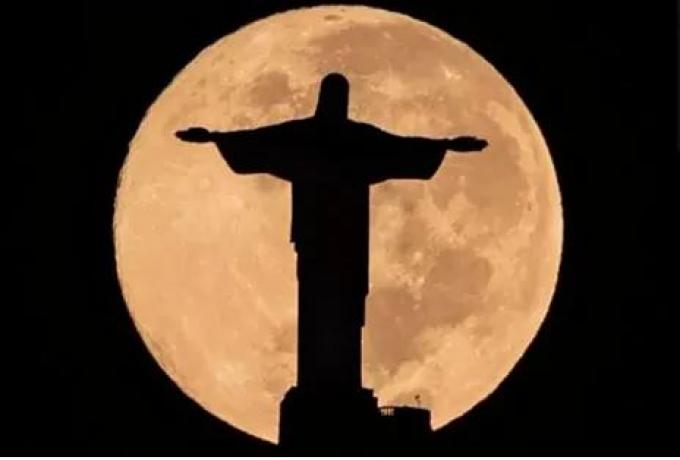  Στο σκοτάδι το άγαλμα του Χριστού στο Ρίο σε ένδειξη συμπαράστασης στον Βινίσιους (vid)