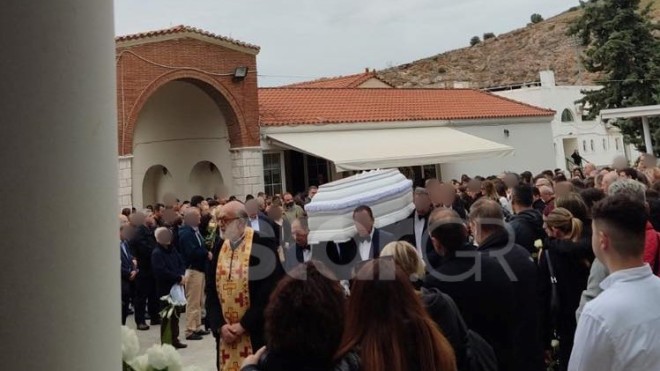  Βύρωνας: Θρήνος στην κηδεία της 15χρονης που πέθανε σε σχολική εκδρομή – Στα λευκά ντυμένοι οι συμμαθητές της