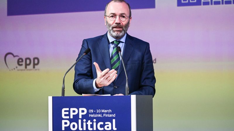  Euractiv: “Σκιές” οικονομικού σκανδάλου στο ΕΛΚ με πρωταγωνιστές τον Βέμπερ και εξωτερικούς συνεργάτες του Μητσοτάκη