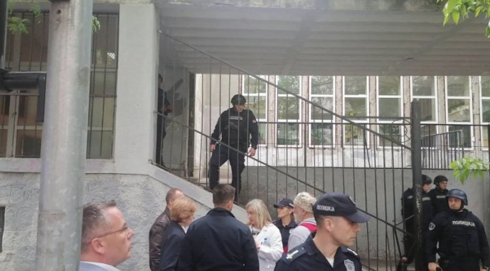  Βελιγράδι: Ένας φρουρός νεκρός από την επίθεση σε σχολείο