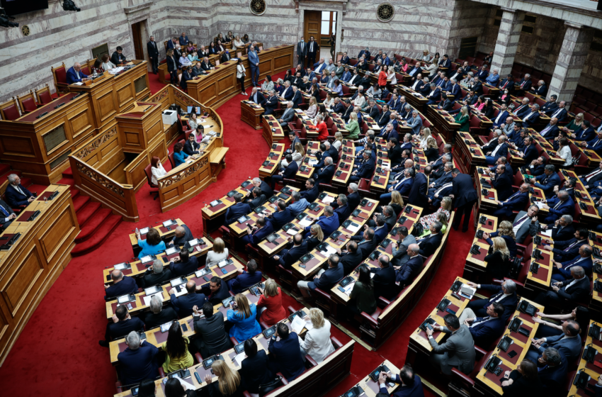  Βουλή: Ψηφίστηκε κατά πλειοψηφία το νομοσχέδιο για τα μεικτά πληρώματα των ασθενοφόρων του ΕΚΑΒ