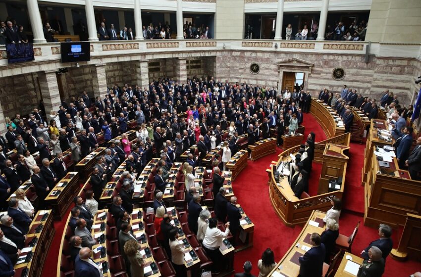  Ορκίστηκε η νέα Βουλή, διαλύεται τη Δευτέρα και θυροκολλείται το προεδρικό διάταγμα για τις νέες εκλογές
