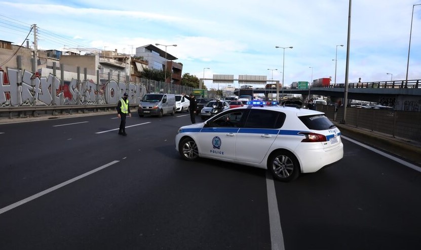  Διακοπή κυκλοφορίας στην εθνική οδό Αθηνών-Θηβών λόγω τροχαίου – Ένας σοβαρά τραυματίας