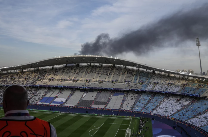  Τελικός Champions League: Μεγάλη φωτιά πριν την έναρξη του τελικού – Οι καπνοί έφτασαν μέχρι το γήπεδο (vid)