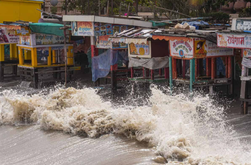  Σαρώνει τη νότια Ασία ο κυκλώνας Biparjoy: Δύο νεκροί στην Ινδία ενώ χιλιάδες ζητούν καταφύγιο (vid)