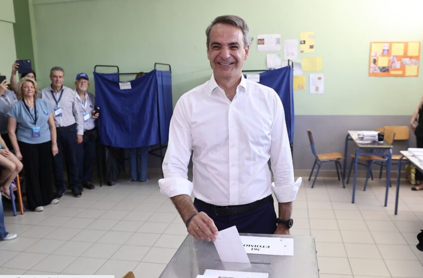  Μητσοτάκης: ”Οι πολίτες ψηφίζουν για σταθερή και αποτελεσματική κυβέρνηση τετραετίας” – Ψήφισε στην Κηφισιά ο Πρόεδρος της Νέας Δημοκρατίας