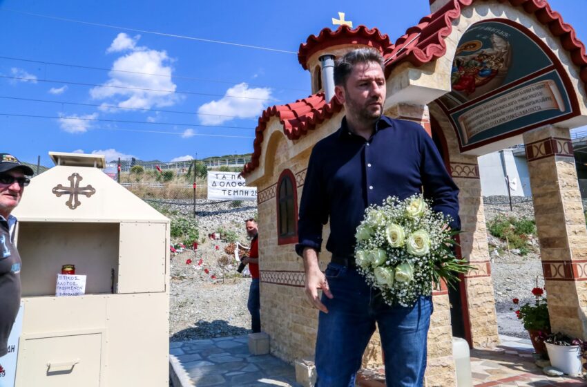  Στη Θεσσαλία ο Ανδρουλάκης: “Το ΠΑΣΟΚ είναι δίπλα στον αγρότη” – Άφησε λουλούδια στο σημείο της τραγωδία των Τεμπών