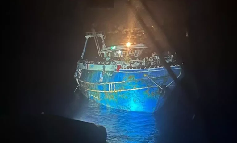  Πύλος: Το Λιμενικό παραδέχεται ότι πέταξε σχοινί στο αλιευτικό – Επιβεβαιώνει τις μαρτυρίες των μεταναστών ότι έγινε επιχείρηση